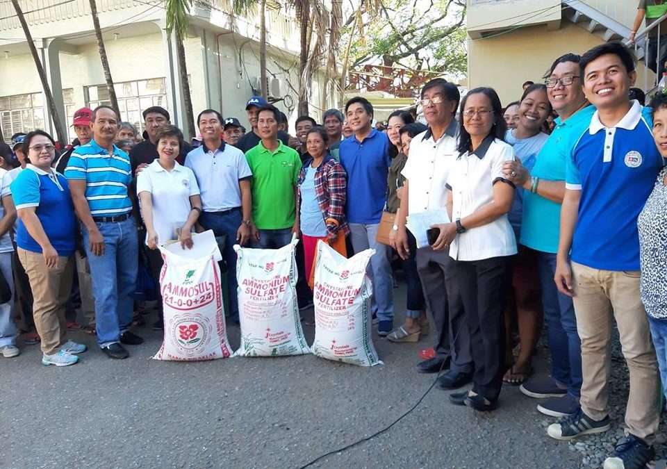 LGU Binalonan distributes 500 sacks of fertilizer among local farmers