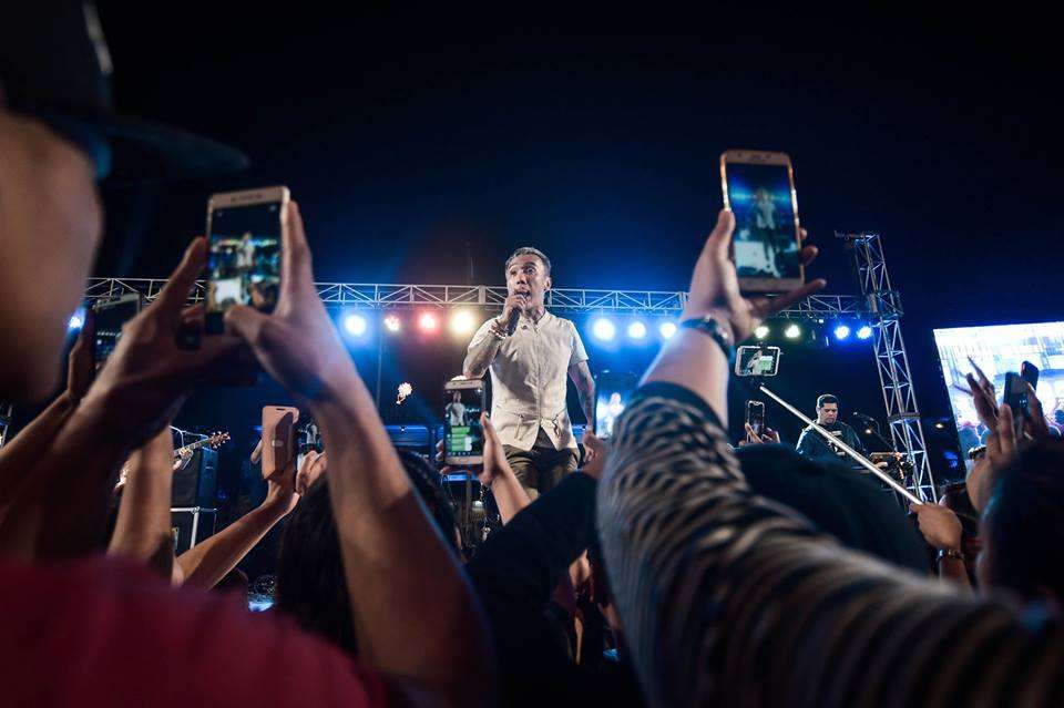 Arnel Pineda, adopted son of Binalonan, jolts thrilled fans in free concert