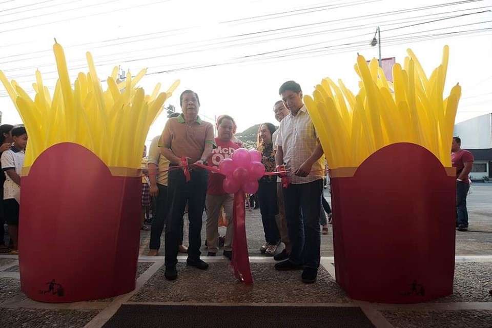 McDonalds opens Binalonan branch; Congressman-elect Guico III leads ribbon-cutting